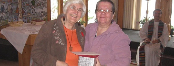 Dianne Musgrove presents a gift to Tarcia